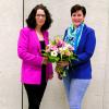 Erste Bürgermeisterin Petra Eisele (rechts) bedankt sich zum Abschluss der Bürgerversammlung  bei zweiter Bürgermeisterin Silvia Schröppel für ihren Einsatz als Krankheitsvertretung.