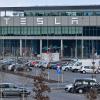 Nur wenige Autos von Mitarbeitern der Tesla-Gigafactory Berlin-Brandenburg stehen vor dem Werk.