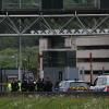 Bei einem Überfall auf einen Gefangenentransport im Norden Frankreichs sind zwei Polizisten getötet und drei verletzt worden.  