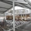 Der Fahrradabstellplatz an der Realschule Weißenhorn wird nicht neu gebaut. Der Landkreis will das Geld sparen. 