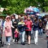 Ab Mittwoch läuft in Stadtbergen wieder das Stadtfest. Im vergangenen Jahr, als unser Bild entstand, war es teilweise kühl und feucht. Doch die Stadtberger feiern dort immer gerne.