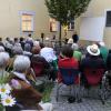 Begonnen hatte der "Sommerabend im Museum" im kleinen Colleghof, später jedoch zwang ein Regenschauer die Gäste zum Umzug in die Ausstellungshalle. Der guten Laune tat das keinen Abbruch.
