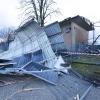 Ein heftiger Windstoß hat das Dach eines Gebäudes im Landsberger Frauenwald heruntergerissen. Teile davon beschädigten benachbarte Gebäude. 