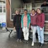 Das Team des Vereins Stricken für Obdachlose vor dem Foodtruck. Von links: Sylvia Wolfmiller, Alexandra Hager, Julia Baumann und Anna Baumann. Hinten im Foodtruck: Milos, Mitarbeiter des Landgasthofs Bischof.