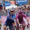 Der Belgier Tim Merlier (l) gewinnt die 18. Etappe des Giro d'Italia von Fiera di Primiero nach Padua vor dem Italiener Jonathan Milan.