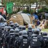 Behelmte Polizisten 2022 bei der freiwilligen Räumung des Punk-Protestcamps auf Sylt.