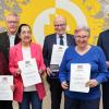 Ursula Puschak, Rita Lehmann, Peter Högg, Maria Prues (von links) haben die Kommunale Verdienstmedaille in Bronze erhalten. Glückwünsche gab es von Bonstettens Bürgermeister Anton Gleich und Landrat Martin Sailer.