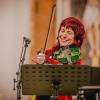 Monika Drasch, Markenzeichen  grüne Geige, kommt zum Konzert in die Ehinger Kirche.