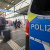 Ein Fahrzeug der Polizei steht im Stuttgarter Hauptbahnhof.