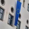Flagge zeigen für die europäische Integration: Die Europafahne ist am Sonntag am Landratsamt Donau-Ries in Donauwörth gehisst.