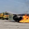 Die Flughafenfeuerwehr löscht den Flugzeugbrandsimulator der Firma ARRF.