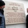 Steinmetz Alexander Böhm (links) und Adelschlags Bürgermeister Andreas Birzer (rechts) vor der Gedenktafel, die am Sonntag vor der Kirche in Möckenlohe feierlich enthüllt wird.