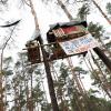 In einem Waldstück im Brandenburgischen  Grünheide demonstrieren Aktivisten mit Baumhäusern gegen eine geplante Erweiterung der Tesla-Fabrik.