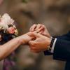 Braut und Bräutigam können zu ihrer Hochzeit Schmuck tragen, die ihr Outfit unterschreichen. Dies spiegelt sich auch auf den Hochzeitsfotos wieder und sorgt für ein harmonisches Gesamtbild.