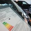 Verbraucher sollen beim Autokauf mit einem neuen Pkw-Label künftig unter anderem besser über den Verbrauch und die Emissionen ihres potenziellen Neuwagens informiert werden.