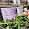 Kerzen und Blumen stehen am Tatort auf dem Mannheimer Marktplatz für den getöteten Polizisten. Ein vor zehn Jahren nach Deutschland gekommener Afghane hatte auf den Beamten eingestochen.  