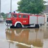 Ein Feuerwehrauto im Hochwassereinsatz in Babenhausen. Die Wehr ist durch die Fluten beeinträchtigt worden.