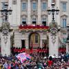 ZUschauer jubeln nach der Krönung von König Charles III. und Königin Camilla vor dem Buckingham Palast in London.