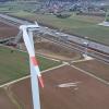 Bei einer Windkraftanlage in der Nähe von Dornstadt-Temmenhausen an der A8 war ein Rotorblatt abgebrochen. Die Reste des 40 Meter langen und 15 Tonnen schweren Flügels liegen auf einem Acker.