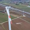 Bei einer Windkraftanlage in der Nähe von Dornstadt-Temmenhausen an der A8 ist ein Rotorblatt abgebrochen. Die Reste des 40 Meter langen und 15 Tonnen schweren Flügels liegen auf einem Acker.