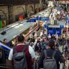 An Bahnsteigen für den Fernverkehr des Hamburger Hauptbahnhofs stehen zahlreiche Fahrgäste. Die Menschen in Deutschland fahren nach einer Statistik wieder mehr Zug.