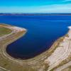 Wo vorher tiefe Krater waren, schimmert jetzt blaues Wasser: In einem ehemaligen Braunkohletagebau ist der Cottbusser Ostsee entstanden. 