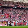 Die Spieler des VfB Stuttgart bedanken sich nach dem Spiel bei den Fans.