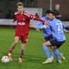 Der SV Mering (rote Trikots) schlägt die SpVgg kaufbeueren wie im Hinspiel mit 3:1. Dieses Mal unter Flutlicht.