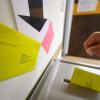 Ein Mann wirft einen Wahlbrief für die Kommunalwahl in Baden-Württemberg in eine Wahlurne.