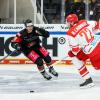 Deutschlands Philipp Krauß (l) und Dänemarks Markus Lauridsen kämpfen um den Puck. Krauß bleibt beim ERC Ingolstadt.