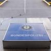 Ein Leuchtkasten mit der Aufschrift "Bundespolizei" hängt an der Außenfassade.