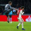 Bayerns Thomas Müller trifft Ajaxs Nicolas Tagliafico (r) mit seinem Fuß am Kopf.