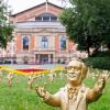 Goldfarbene Wagner-Figuren des Konzeptkünstler Ottmar Hörl stehen im Rahmen der Kunstinstallation «You're welcome» vor dem Festspielhaus vor Beginn der Bayreuther Festspiele.