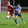 Der SV Mering (rote Trikots) schlägt die SpVgg kaufbeueren wie im Hinspiel mit 3:1. Dieses Mal unter Flutlicht.