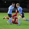 Der SV Mering (rote Trikots) schlägt die SpVgg kaufbeueren wie im Hinspiel mit 3:1. Dieses Mal unter Flutlicht.