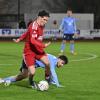 Der SV Mering (rote Trikots) schlägt die SpVgg kaufbeueren wie im Hinspiel mit 3:1. Dieses Mal unter Flutlicht.