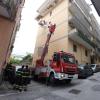 Von einem Hubwagen aus inspiziert ein Feuerwehrmann am Dienstag in Pozzuoli die Schäden an einem Gebäude.
