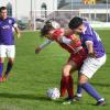 Der FC Mertingen (in Rot) und der TSV Wemding - hier im Spiel direkt gegeneinander - starten jeweils auswärts mit Nachholpartien in die Frühjahrsrunde.