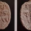 Unweit von Straß wurde dieses päpstliche Siegel aus dem 14. Jahrhundert entdeckt. Wie gelangte es in unsere Region? 