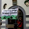 Klimaaktivisten stellten am Dienstag Teile der Protestaktion aus dem Oktober 2022 vor der Regierung von Schwaben in Augsburg nach.