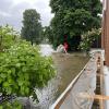 Heribert Saules Eigenkonstruktion vor dem Wohnhaus in der Weberstraße in Langenneufnach hielt den Wassermassen stand. 