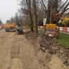 So sah es auf der Baustelle Ende März aus: Die Bäume sind noch nicht eingezäunt, drumherum wurde großflächig Erdreich abgegraben. 