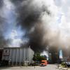 Dunkler Rauch steigt bei einem Brand in Berlin-Lichterfelde auf. Die Feuerwehr warnt vor gefährlichen Rauchgasen.