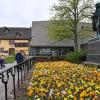 Besucher besichtigen das Bachdenkmal vor dem Bachhaus in Eisenach.