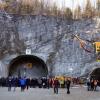Arbeiter und Gäste stehen nach dem offiziellen Tunnelanschlag vor dem zukünftigen Nordportal des Kramertunnels.