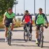 Immer eine gute Idee: Mit dem Fahrrad zum Fußball. Hier machen es die Profis des FC Augsburg vor. Foto: Klaus Rainer Krieger