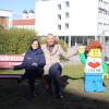 Legoland-Chefin Manuela Stone und Oberbürgermeister Gerhard Jauernig haben die neue Bank mit dem Lego-Boy an ihrer Seite schon ausprobiert.