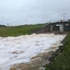 Viele Menschen wurden vom Hochwasser überrascht. Unser Bild zeigt den Damm der Mindel bei Dirlewang, wo die ersten Überschwemmungen in unserer Region zu verzeichnen waren.