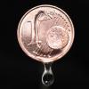 Wasser tropft von einer Ein-Cent-Münze.