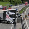 An dem Unfall auf der A96 bei Landsberg waren ein Lastwagen und ein Auto beteiligt. Der Lkw verlor Dieselkraftstoff.
